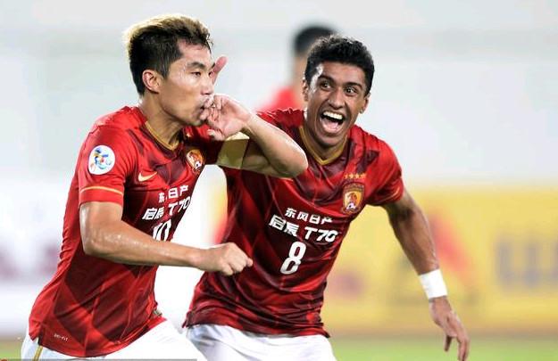 加比亚抱怨对手拖延时间，主裁：补时给了，你们想要15分钟吗